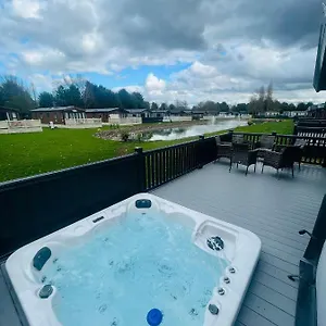 Belle Vue With Hot Tub Lodge York